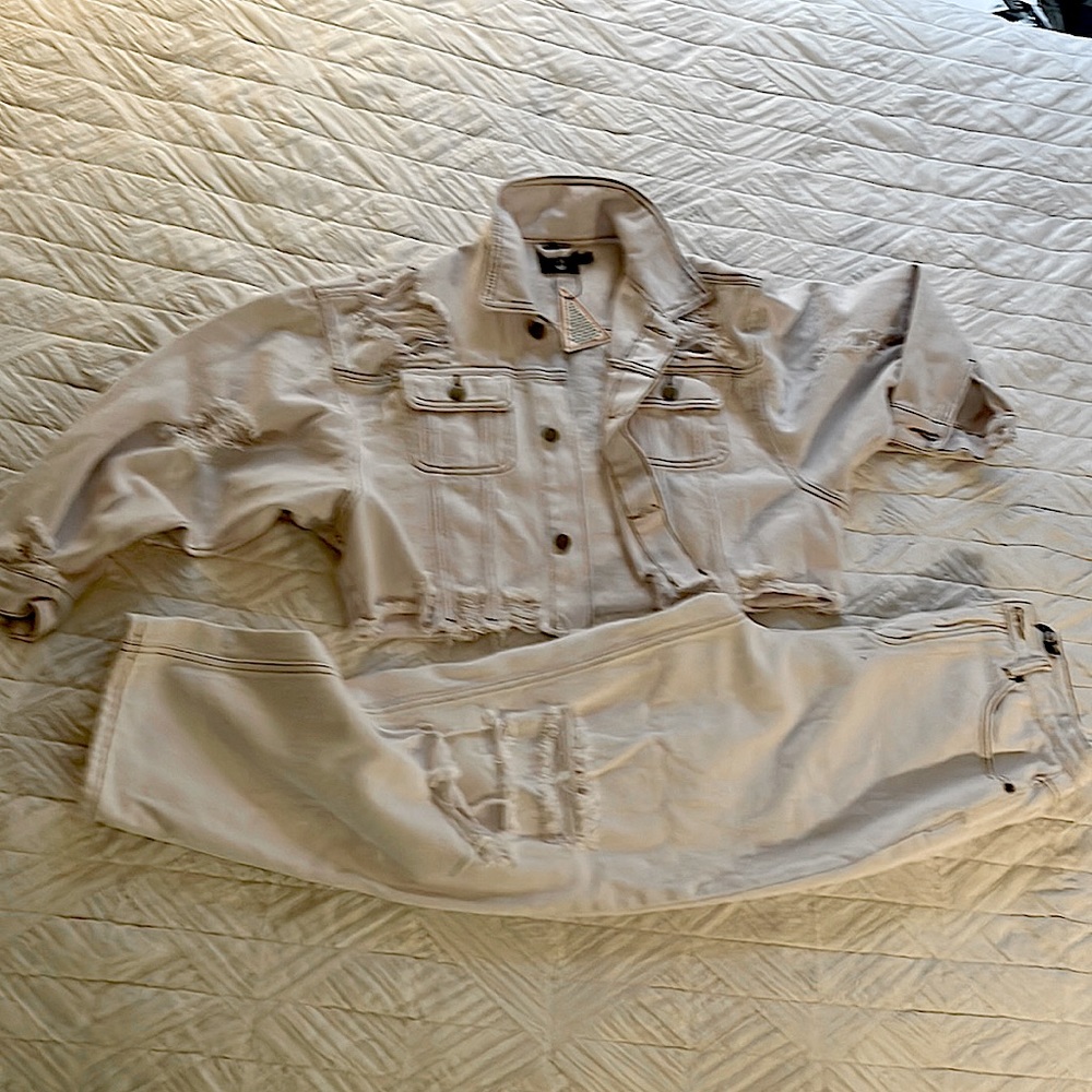 Women’s off white set of Baggy pants with jacket